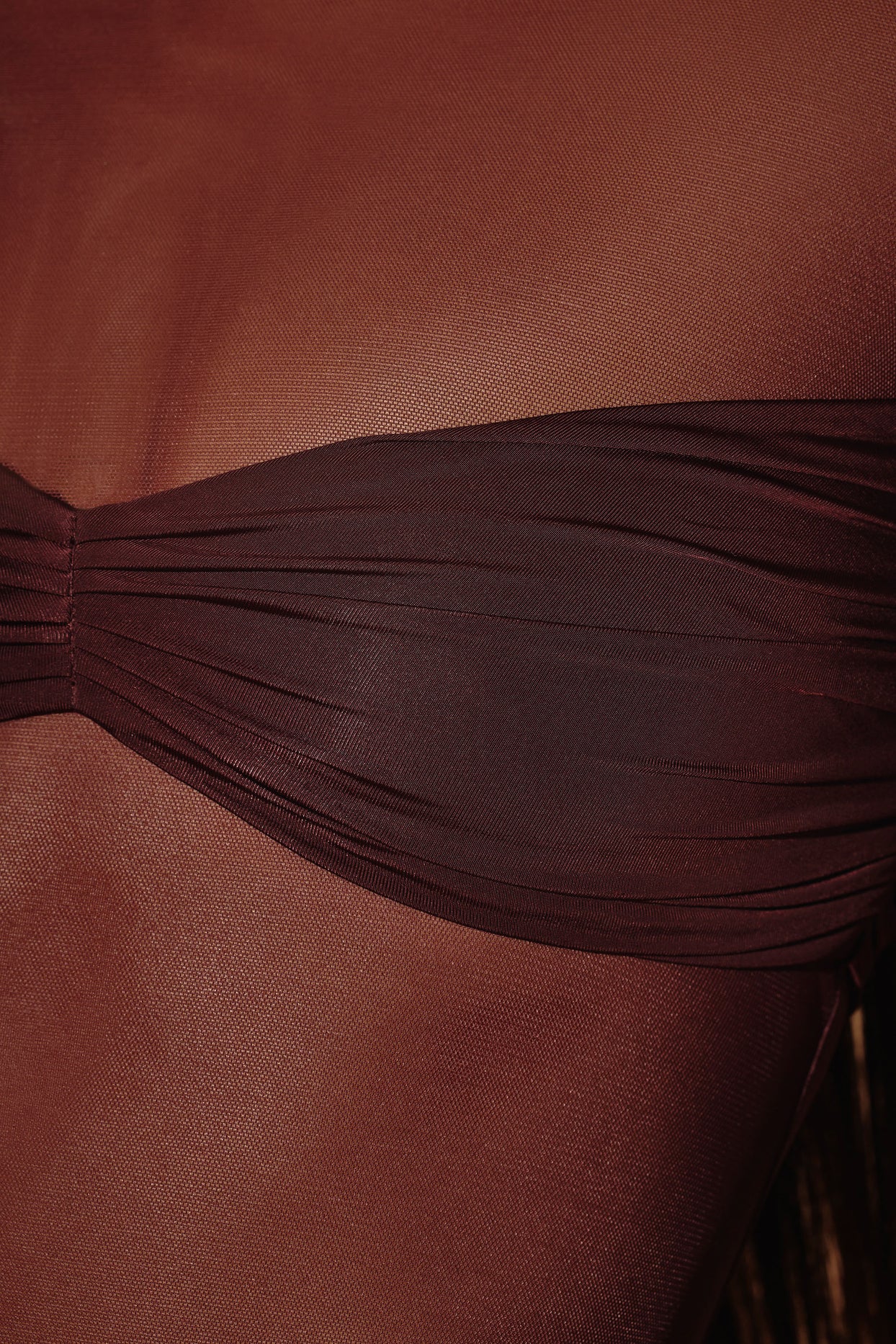 Przezroczysta, panelowa sukienka mini z długim rękawem w kolorze brązowym