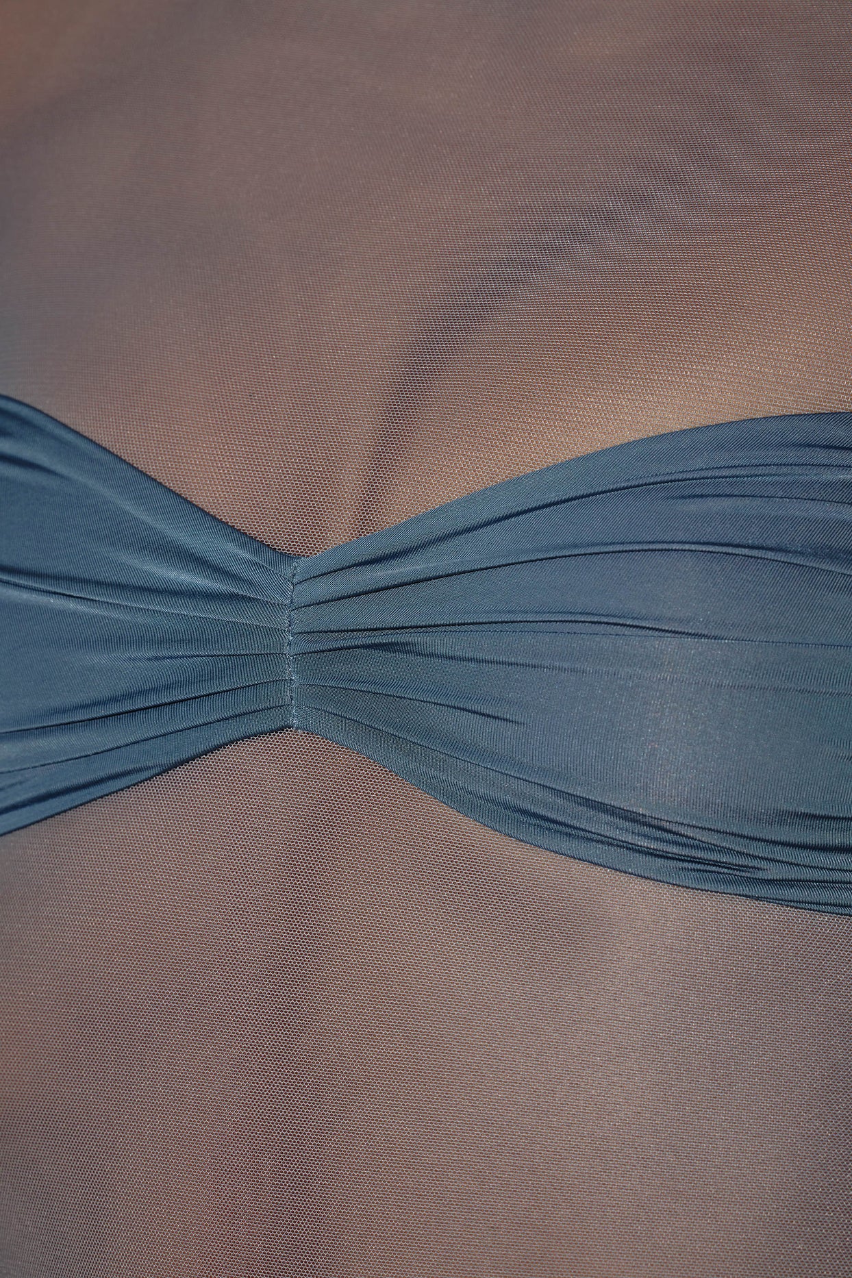 Mini-robe à manches longues et panneaux transparents, bleu acier