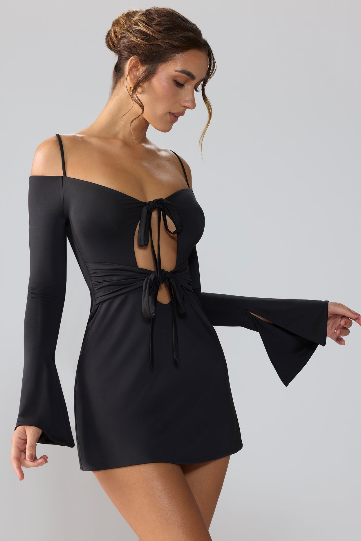 Sukienka mini z długim rękawem i wycięciem w kolorze czarnym