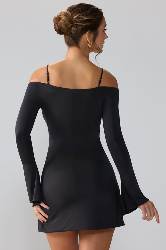 Sukienka mini z długim rękawem i wycięciem w kolorze czarnym
