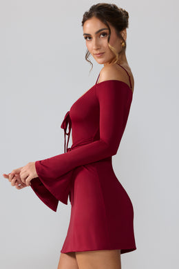 Sukienka mini z długim rękawem i wycięciem w kolorze rubinowym