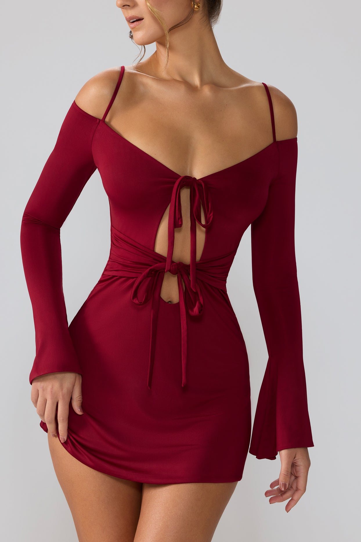 Sukienka mini z długim rękawem i wycięciem w kolorze rubinowym