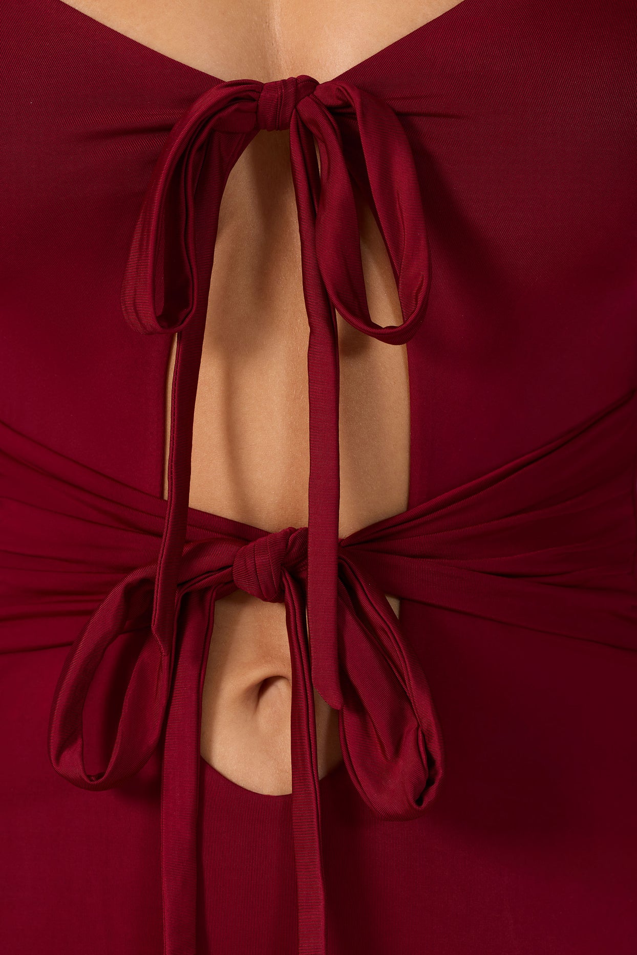Mini-robe découpée à manches longues en jersey moulant en rubis