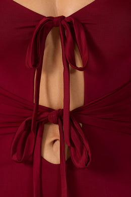 Mini-robe découpée à manches longues en jersey moulant en rubis