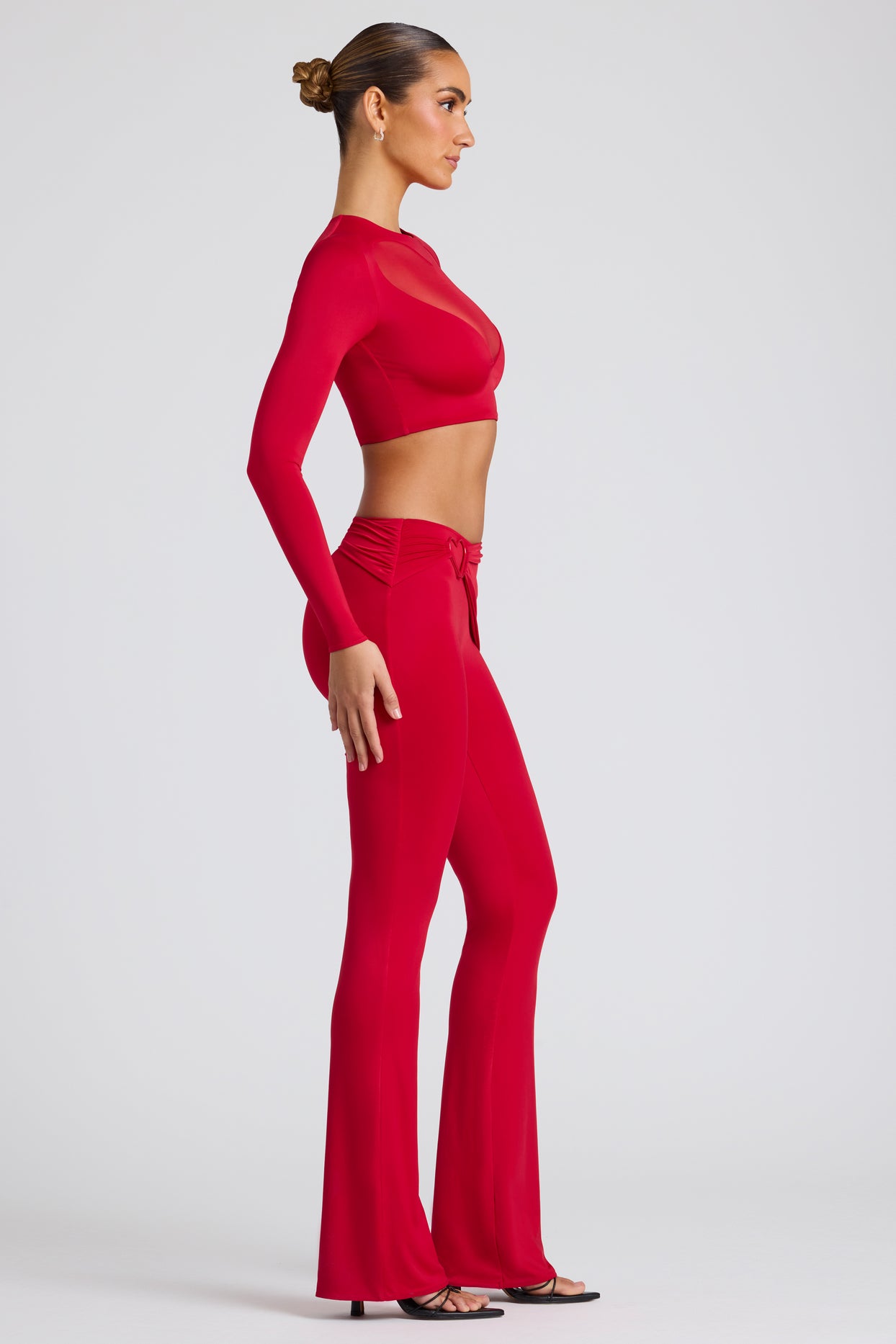 Pantalon droit à détail drapé en rouge feu