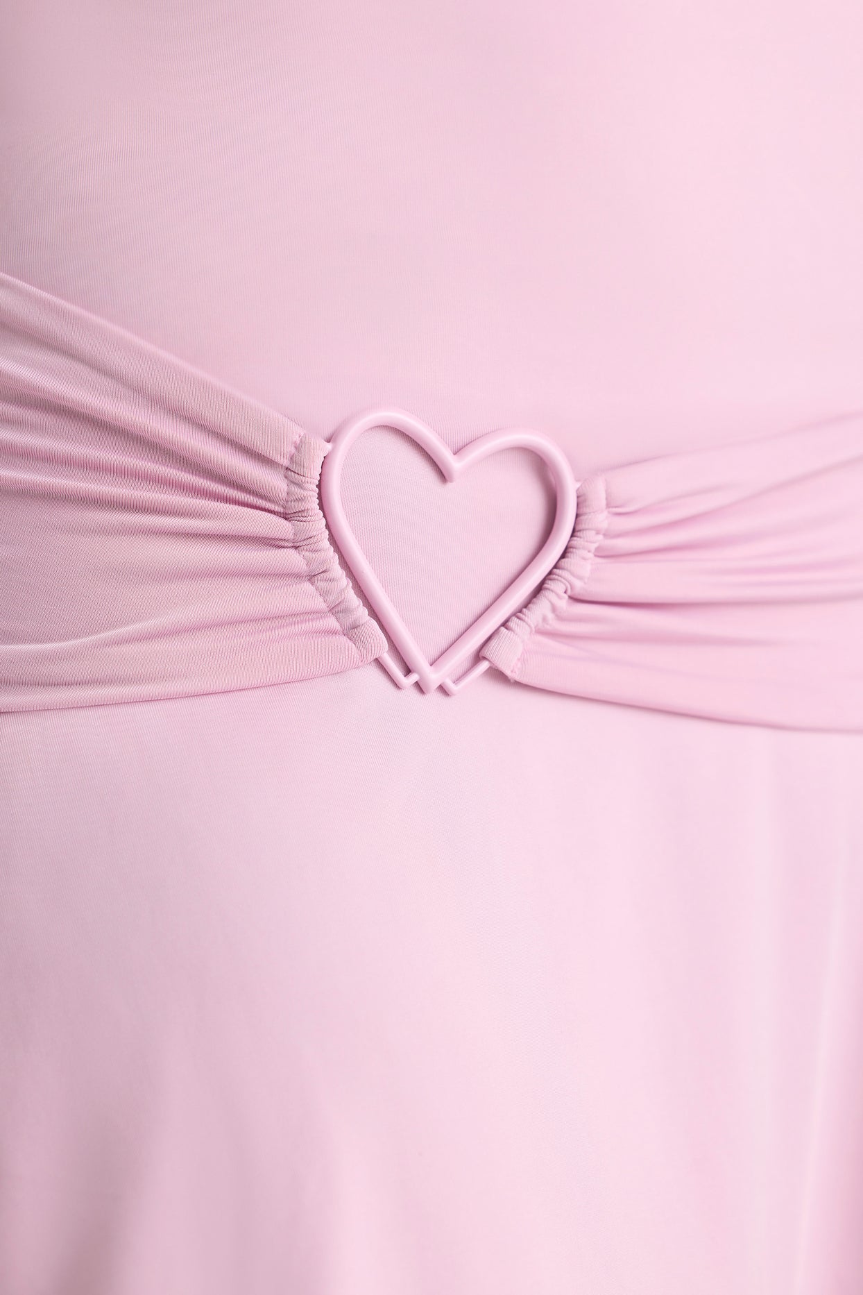 Mini-robe à col bénitier et détail cœur en rose tendre