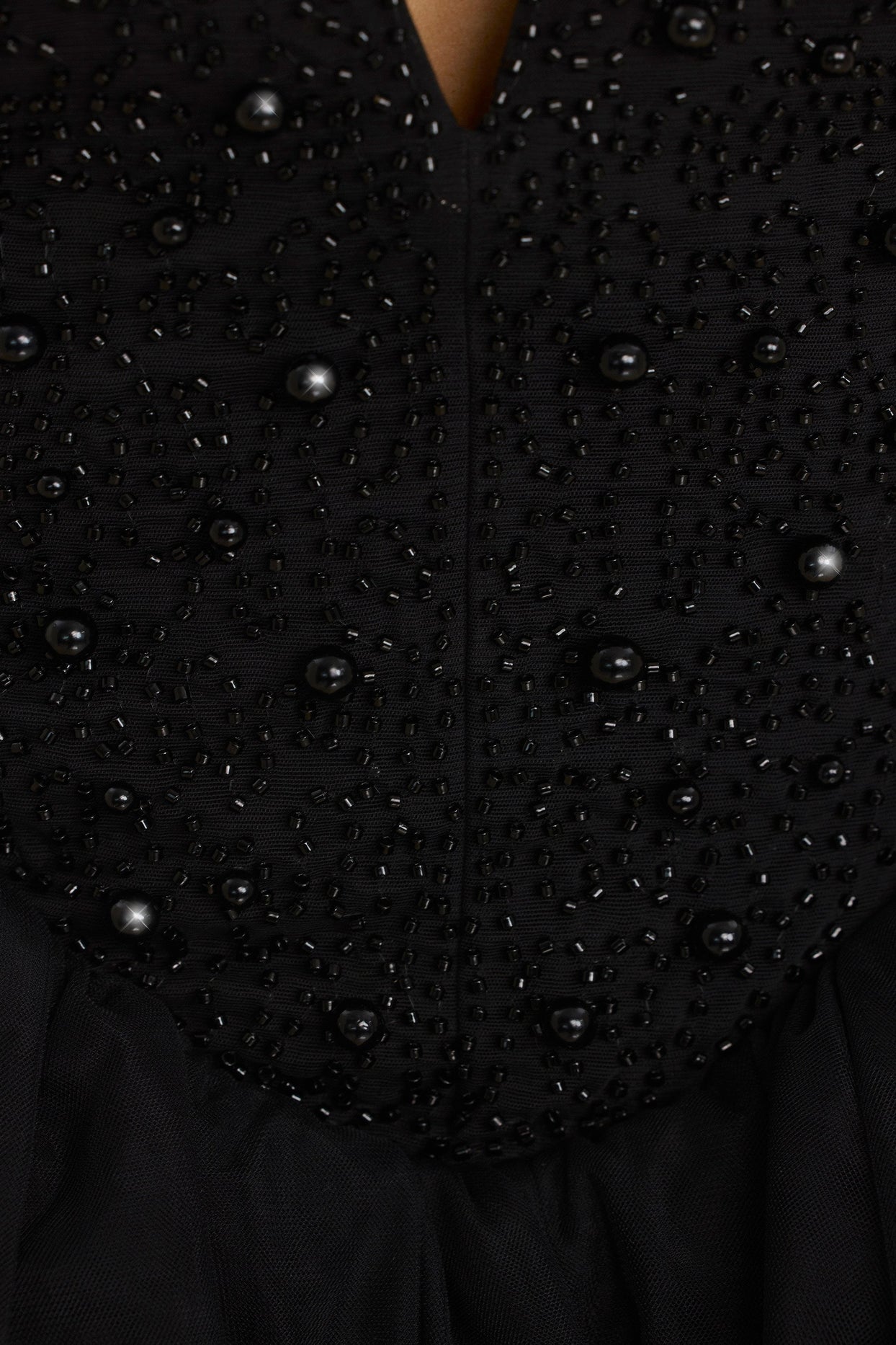 Tiulowa mini sukienka z głębokim dekoltem w kolorze czarnym