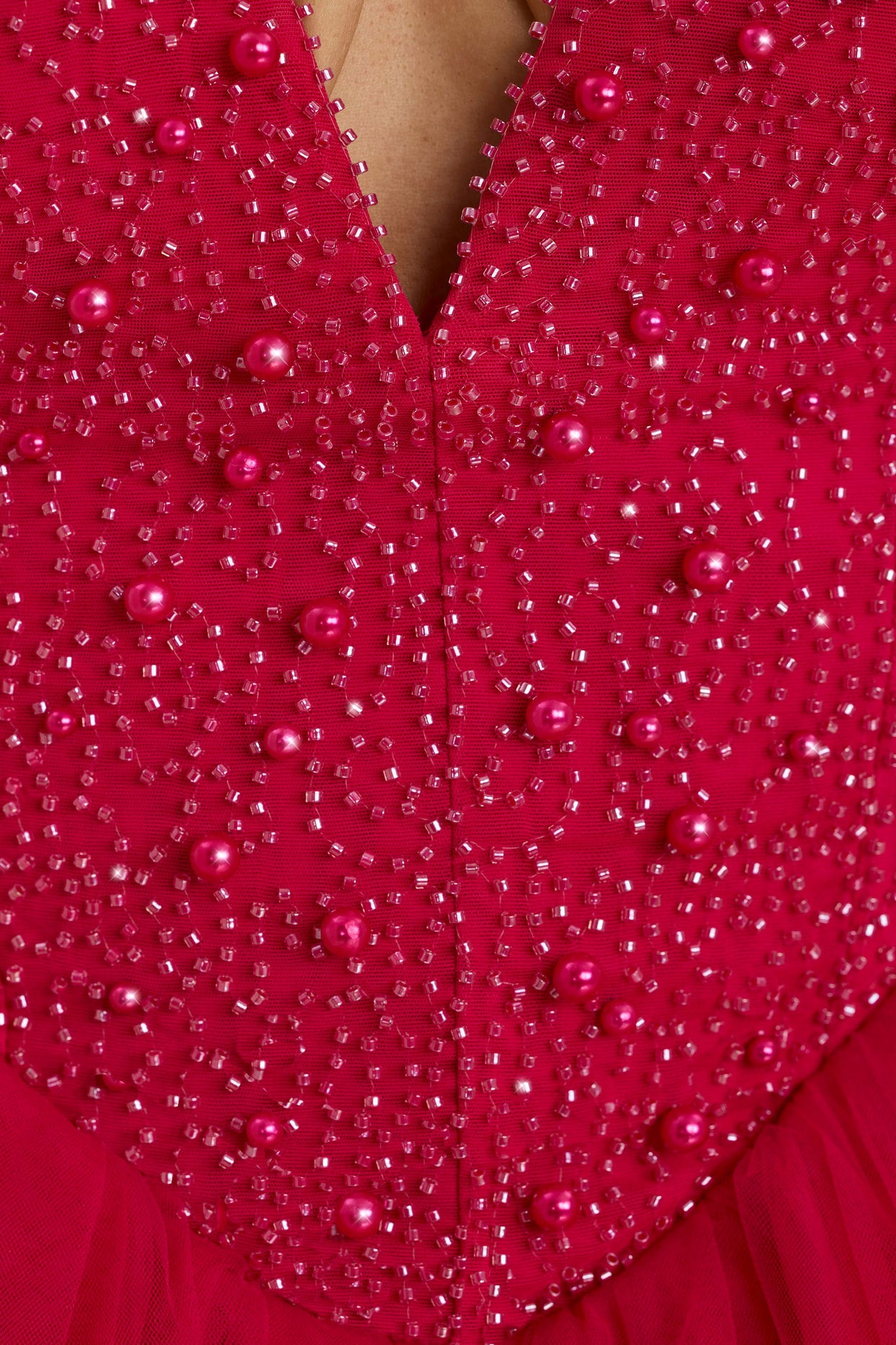 Tiulowa sukienka mini z głębokim dekoltem w kolorze gorącego różu