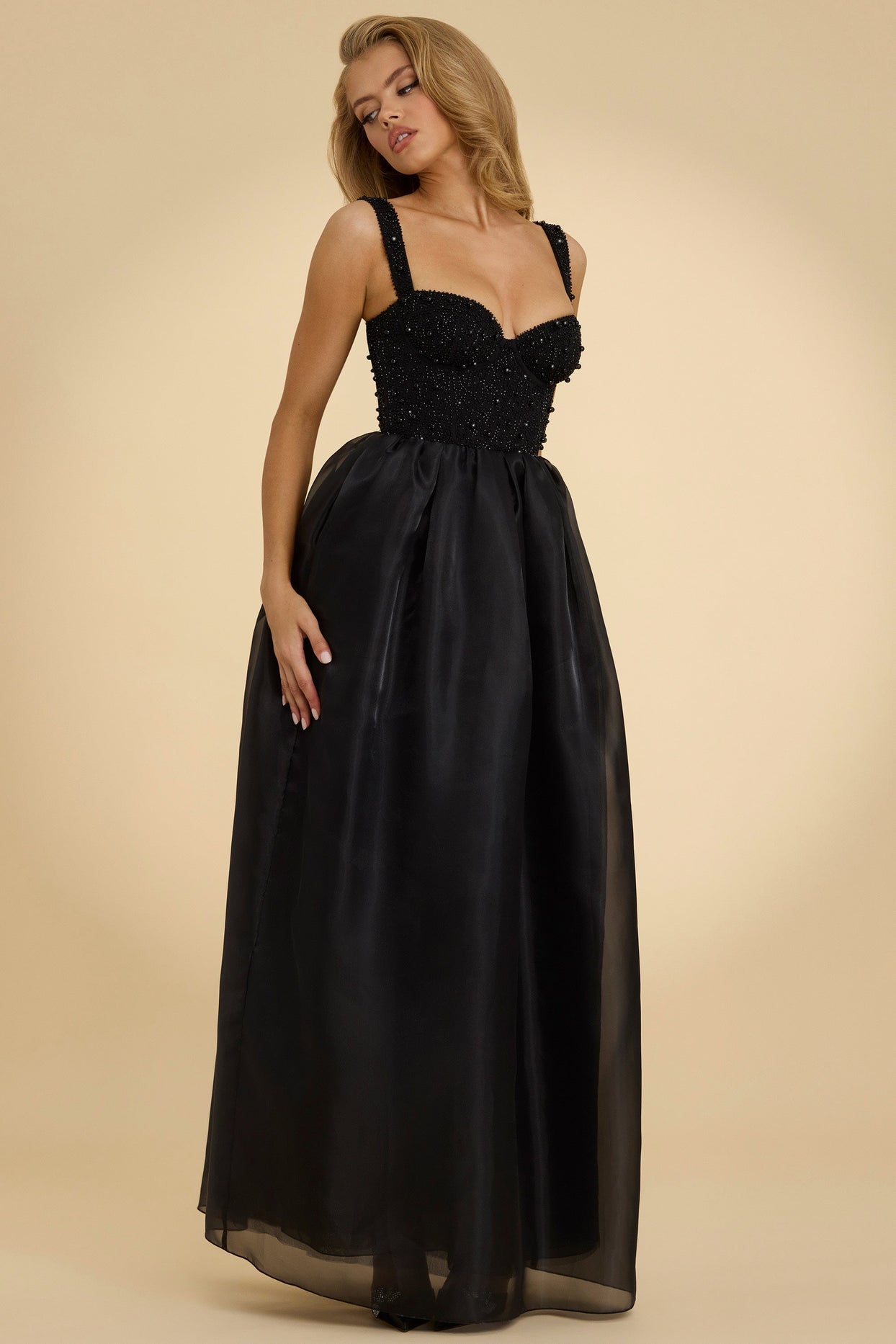 Gorsetowa sukienka maxi z organzy w kolorze czarnym