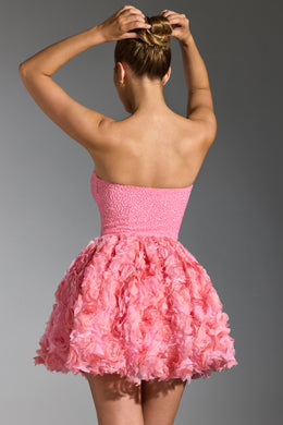 Różowa, sznurowana sukienka mini ze zdobionymi kwiatowymi aplikacjami