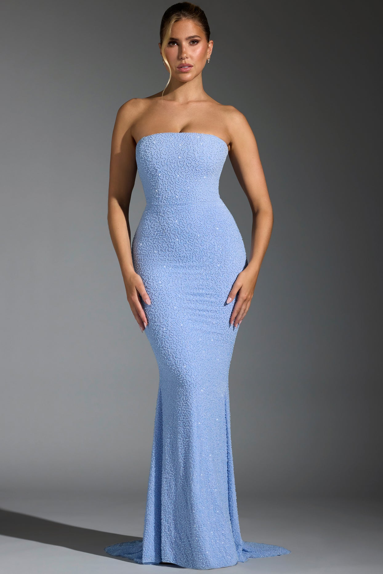 Ozdobiona suknia z gorsetem w kolorze niebieskim