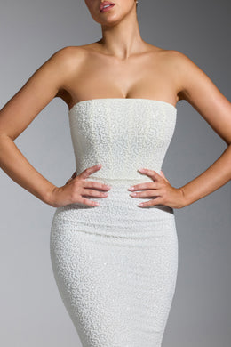 Ozdobiona suknia z gorsetem w kolorze białym