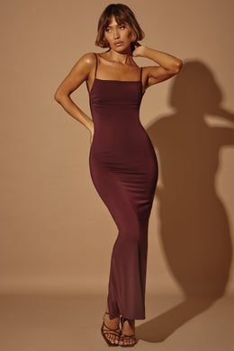 Dopasowana sukienka maxi z marszczeniem w kolorze brązowym