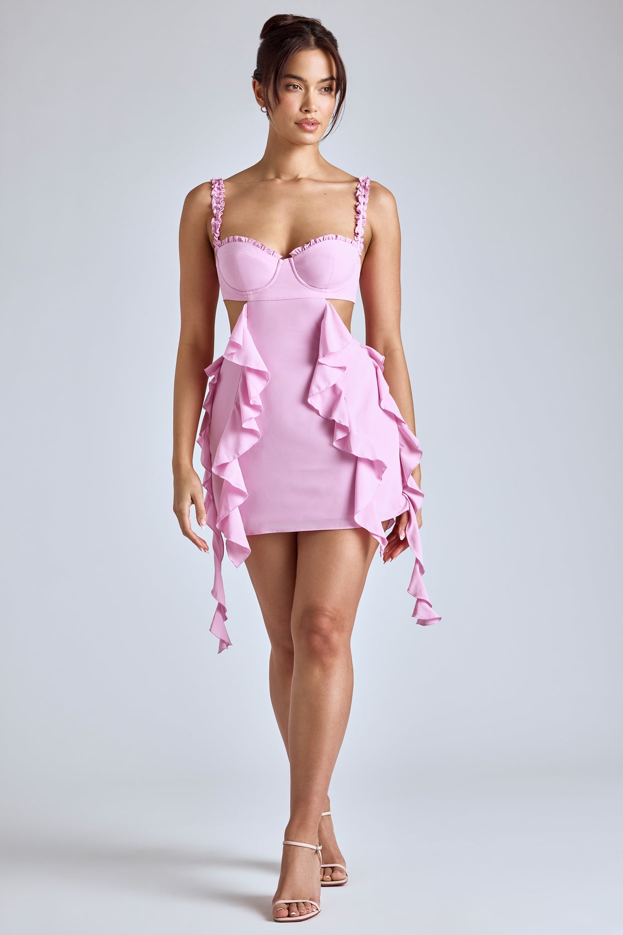 Sukienka mini z falbankami w kolorze delikatnego różu