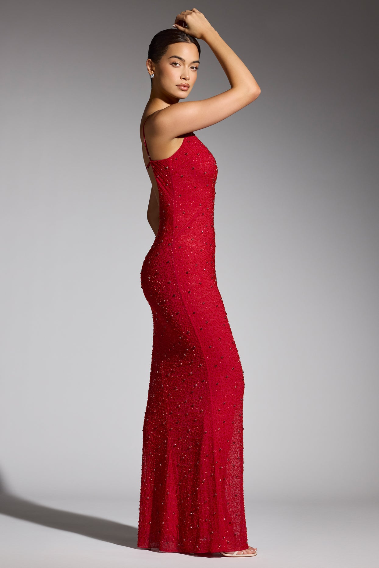Ozdobiona suknia wieczorowa z głębokim dekoltem w kolorze czerwonym