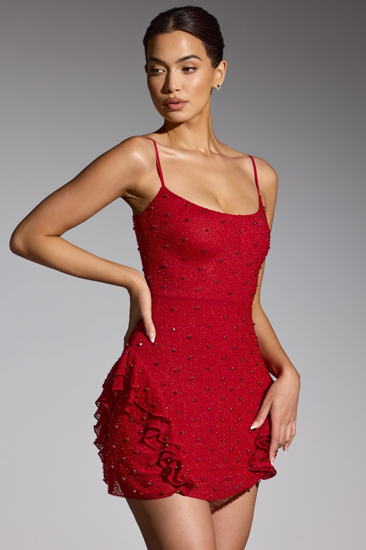 Mini-robe ornée à volants en rouge