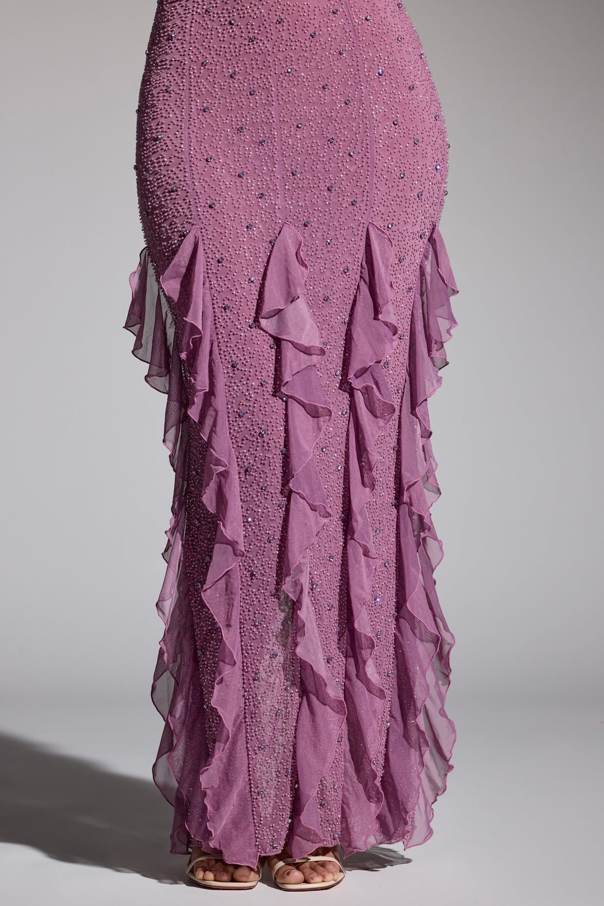 Ozdobna sukienka maxi z dekoltem typu halter i falbaną w kolorze winogron