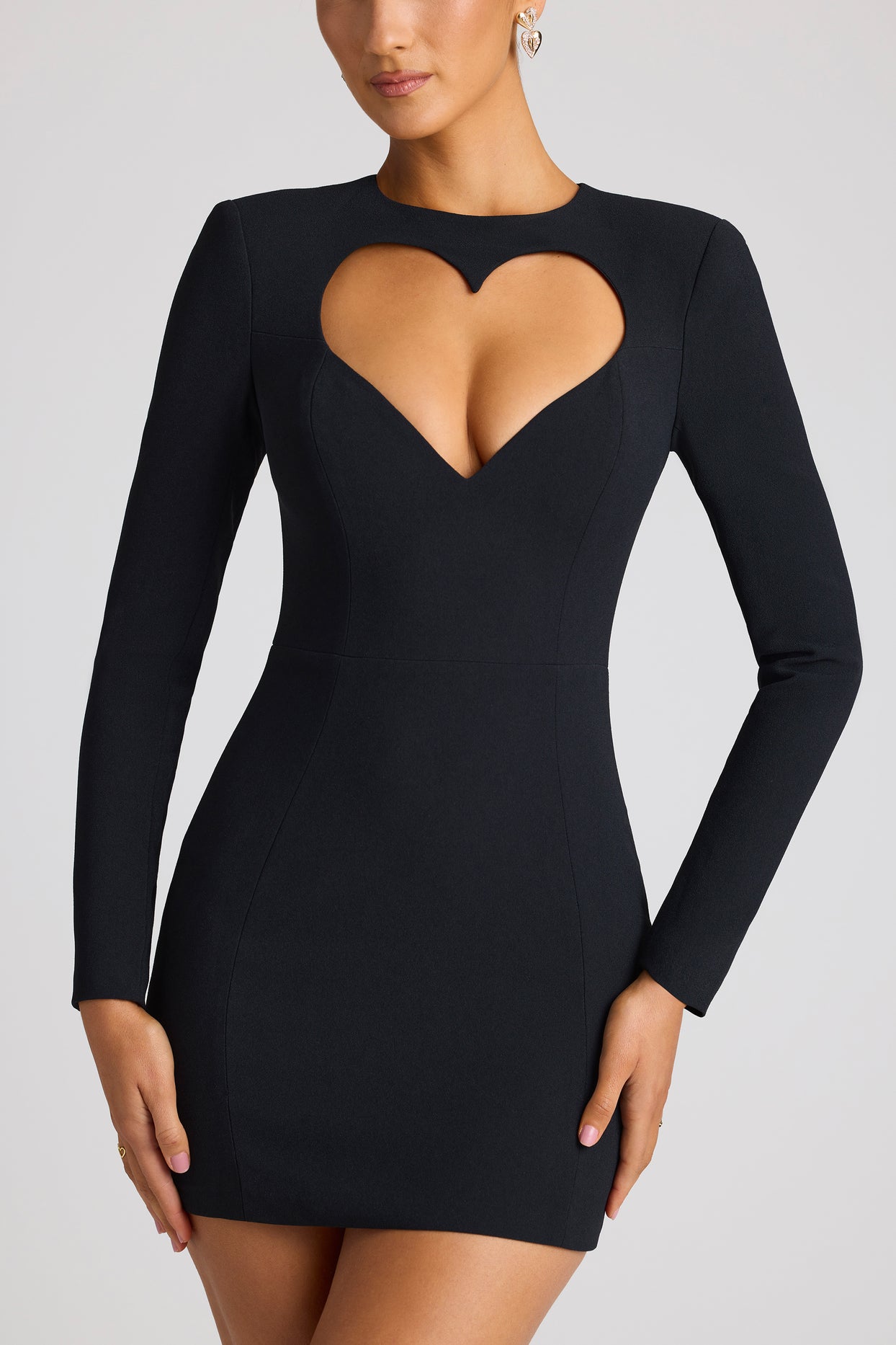 Czarna mini sukienka z długim rękawem i wycięciem w kształcie serca
