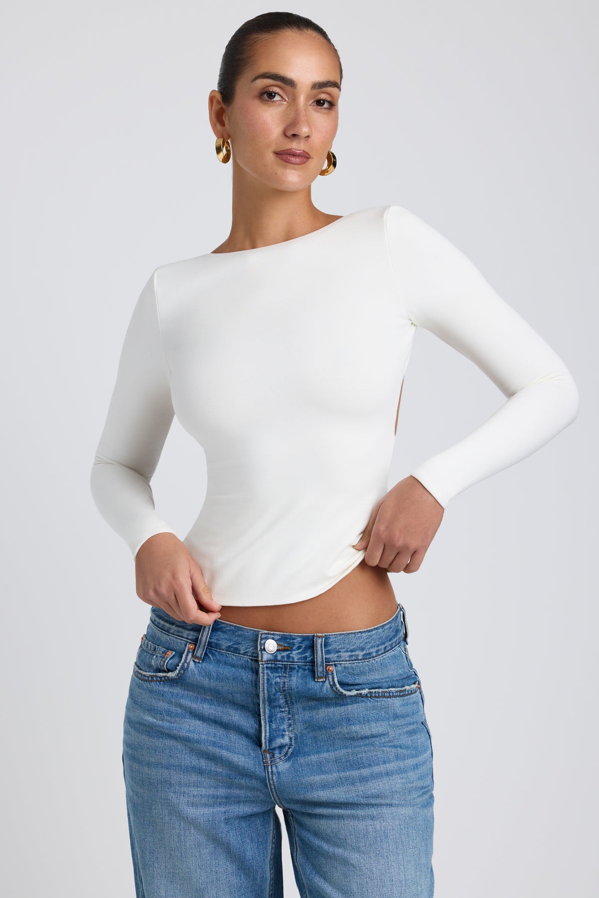⁣⁢Modal-Top mit hohem Kragen und langen Ärmeln, offenem Rücken, in Weiß⁤⁣