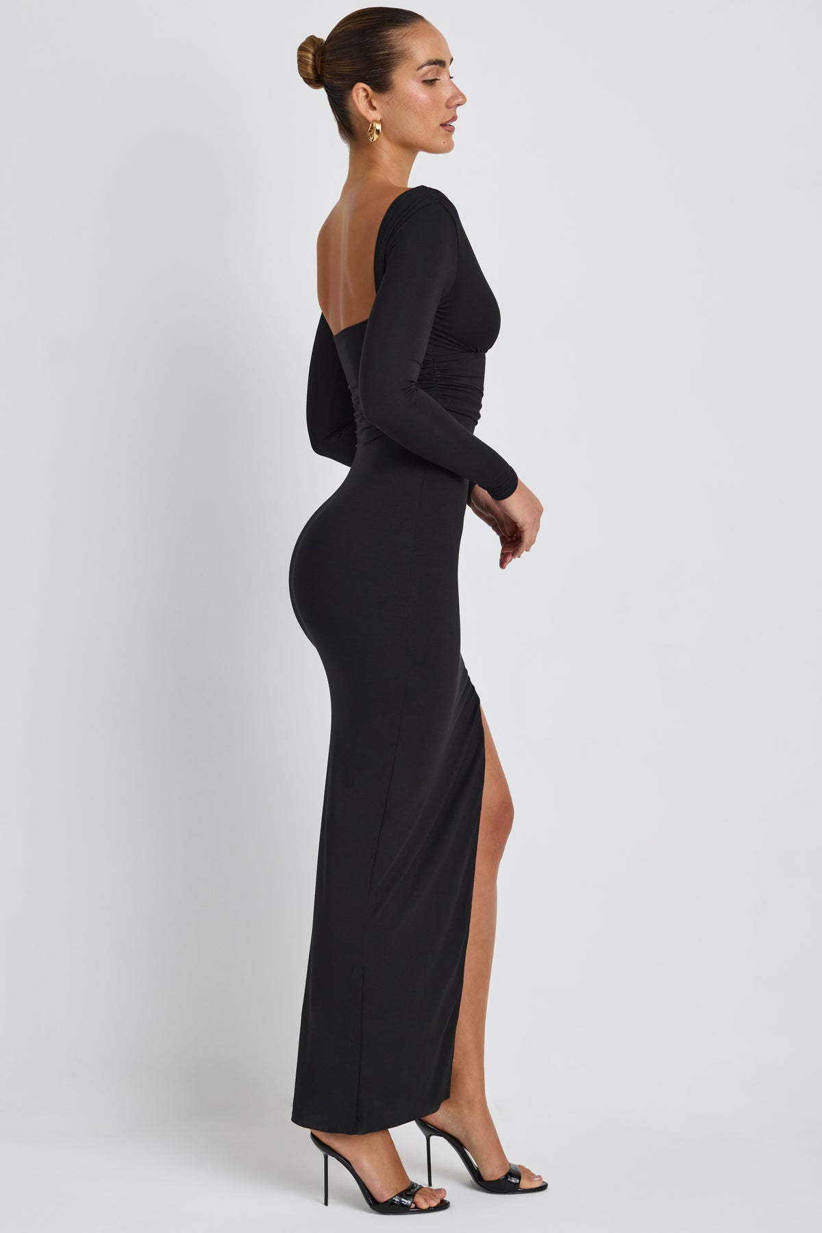 ⁣⁢Maxikleid aus Modal mit tiefem Ausschnitt und Langarm in Schwarz⁤⁣