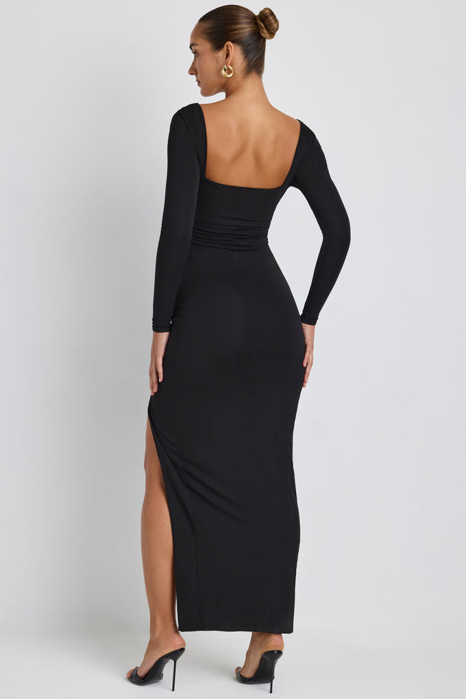Modalna sukienka maxi z długim rękawem i głębokim dekoltem w kolorze czarnym