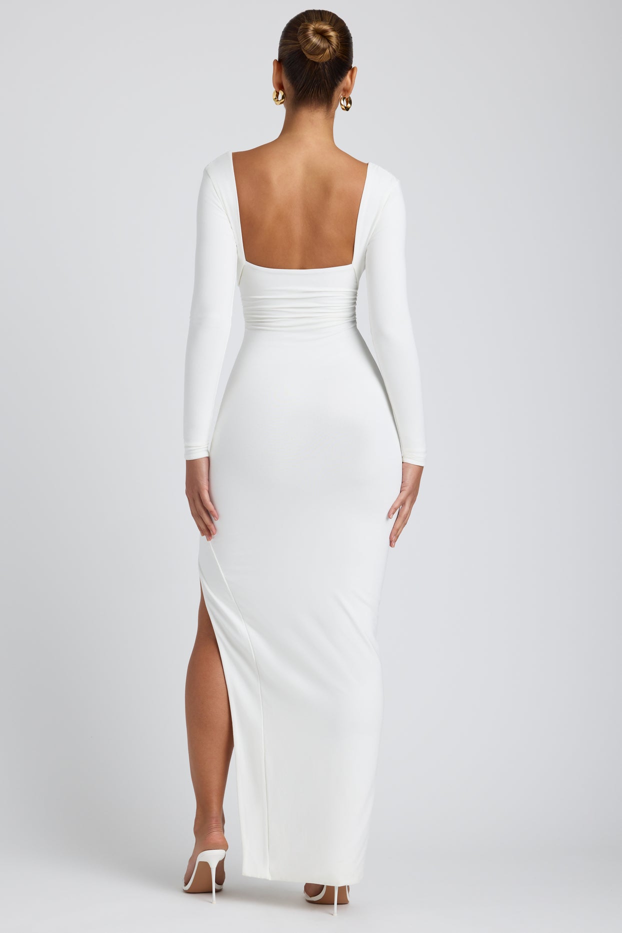 Modalna sukienka maxi z długim rękawem i głębokim dekoltem w kolorze białym