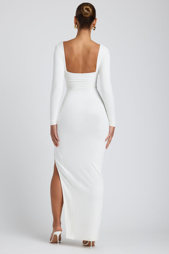 Modalna sukienka maxi z długim rękawem i głębokim dekoltem w kolorze białym