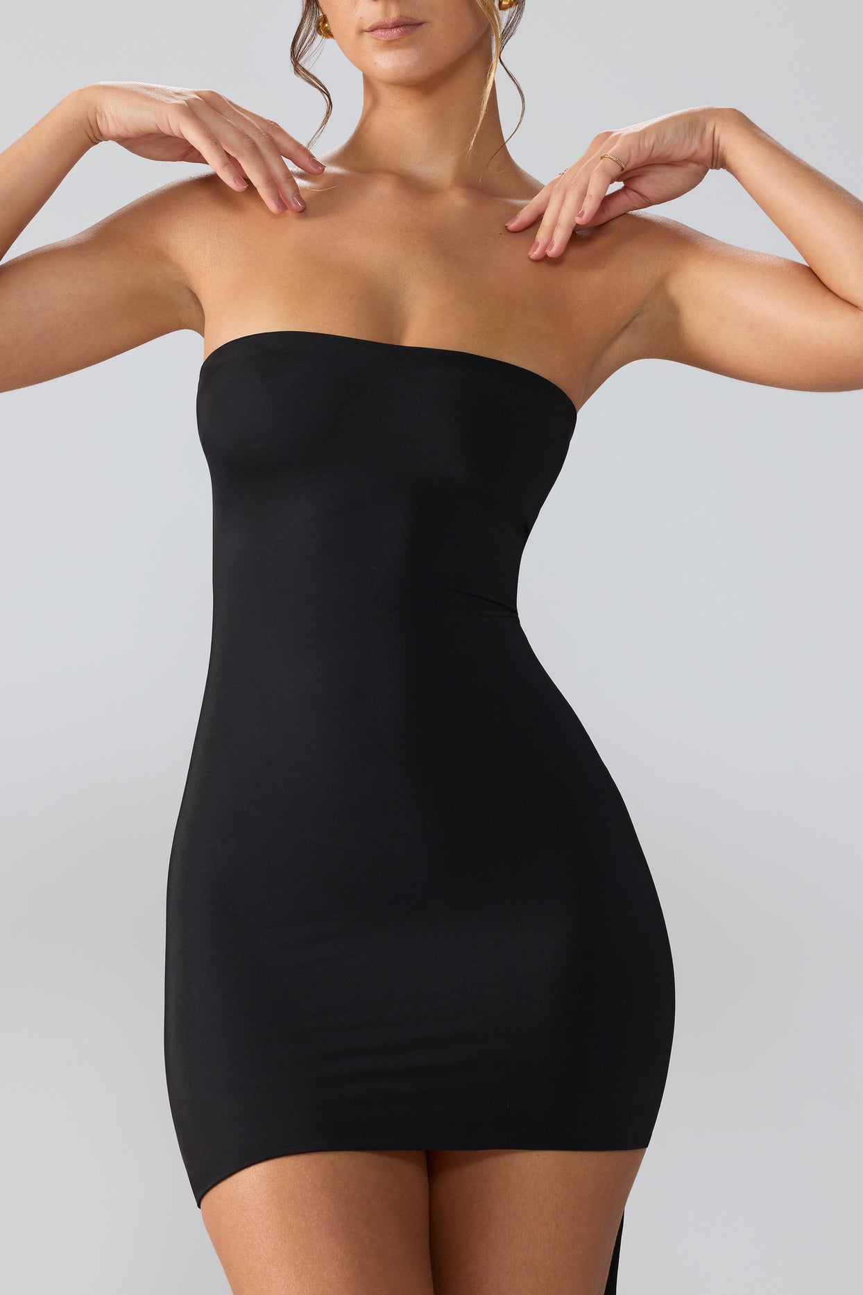 Czarna mini sukienka z dżerseju Premium, sznurowana na plecach i trenem