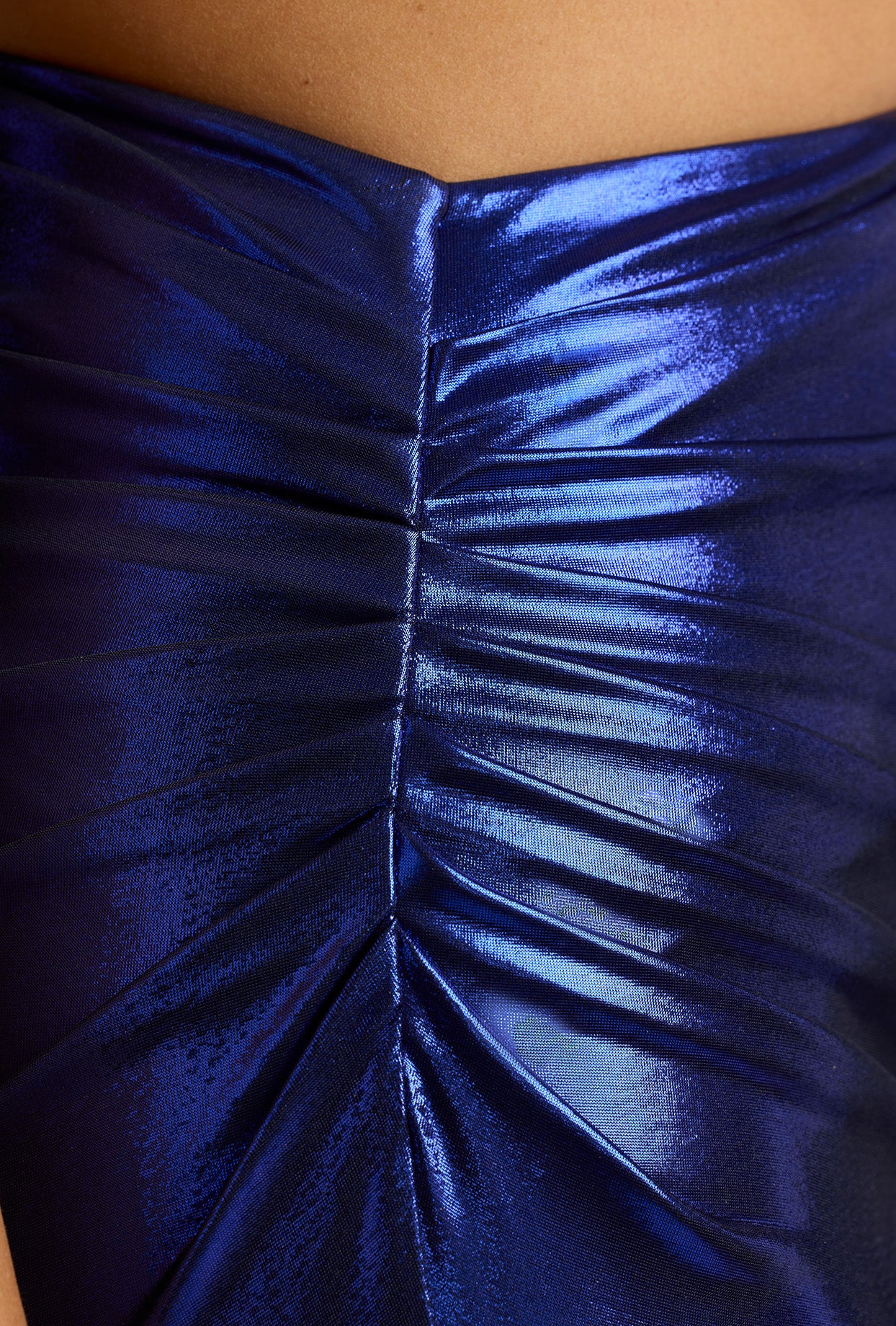 Drapowana sukienka maxi z metalicznego dżerseju w kolorze elektrycznego błękitu