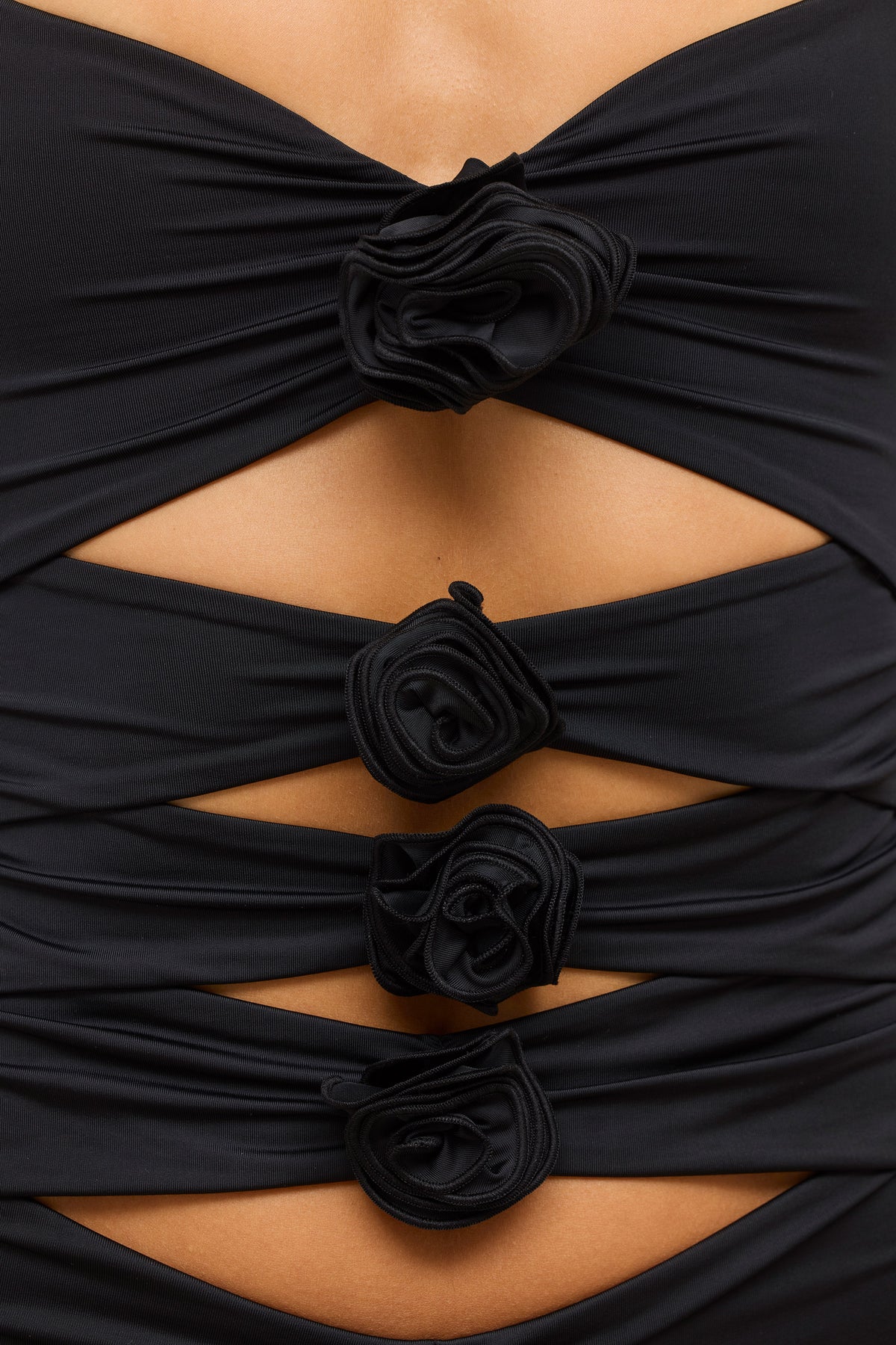 ⁣⁢Slinky-Jersey-Minikleid mit Rosen-Detail und Cut-Out in Schwarz⁤⁣