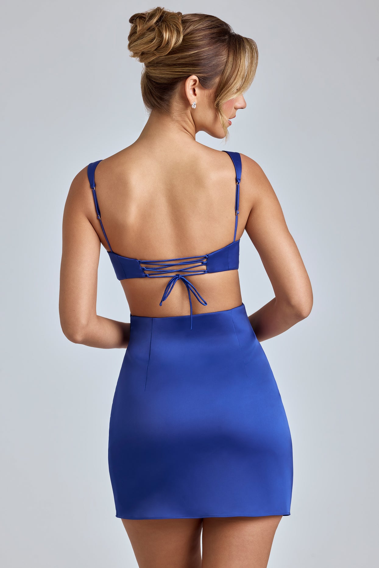 Satynowa sukienka mini z wycięciami w kolorze disco blue