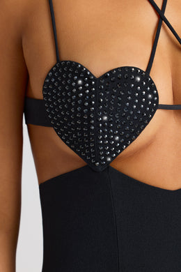 Czarna sukienka mini z ozdobnymi miseczkami w kształcie serca