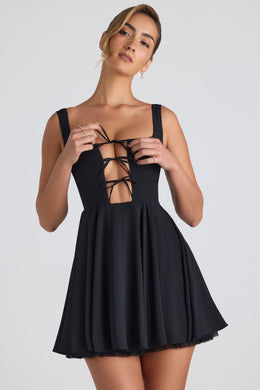 Szczegółowa sukienka mini mini z tiulową spódnicą w kolorze czarnym