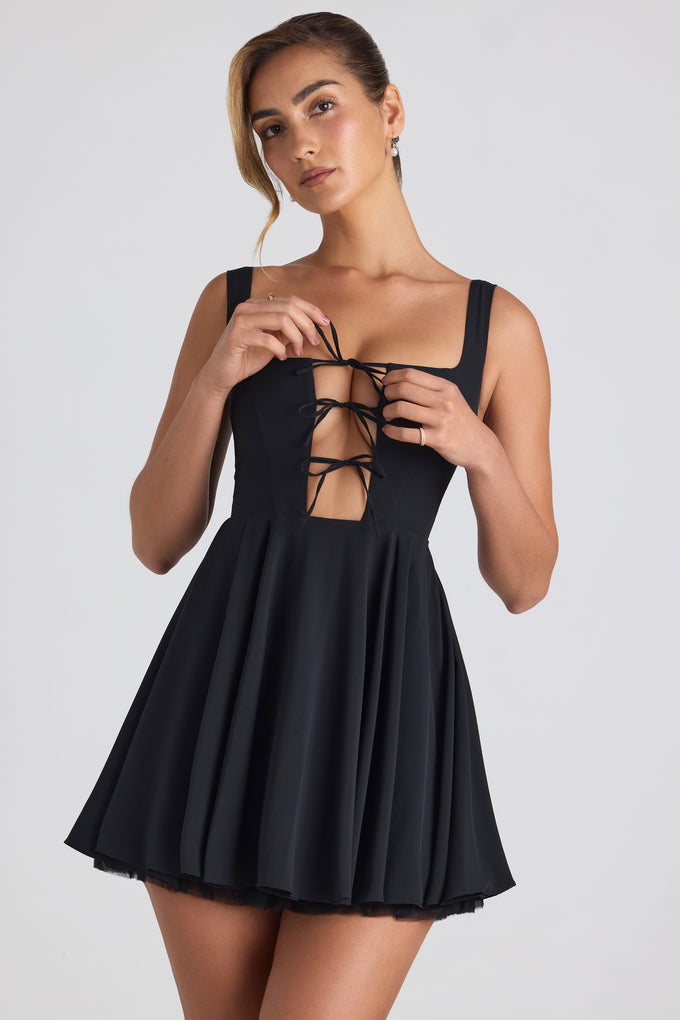 Mini-robe détaillée avec jupe en tulle à ourlet en noir