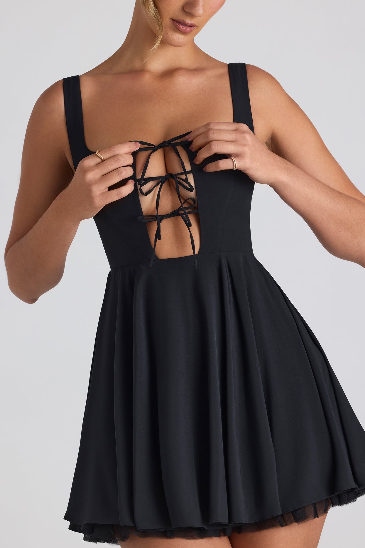 Szczegółowa sukienka mini mini z tiulową spódnicą w kolorze czarnym