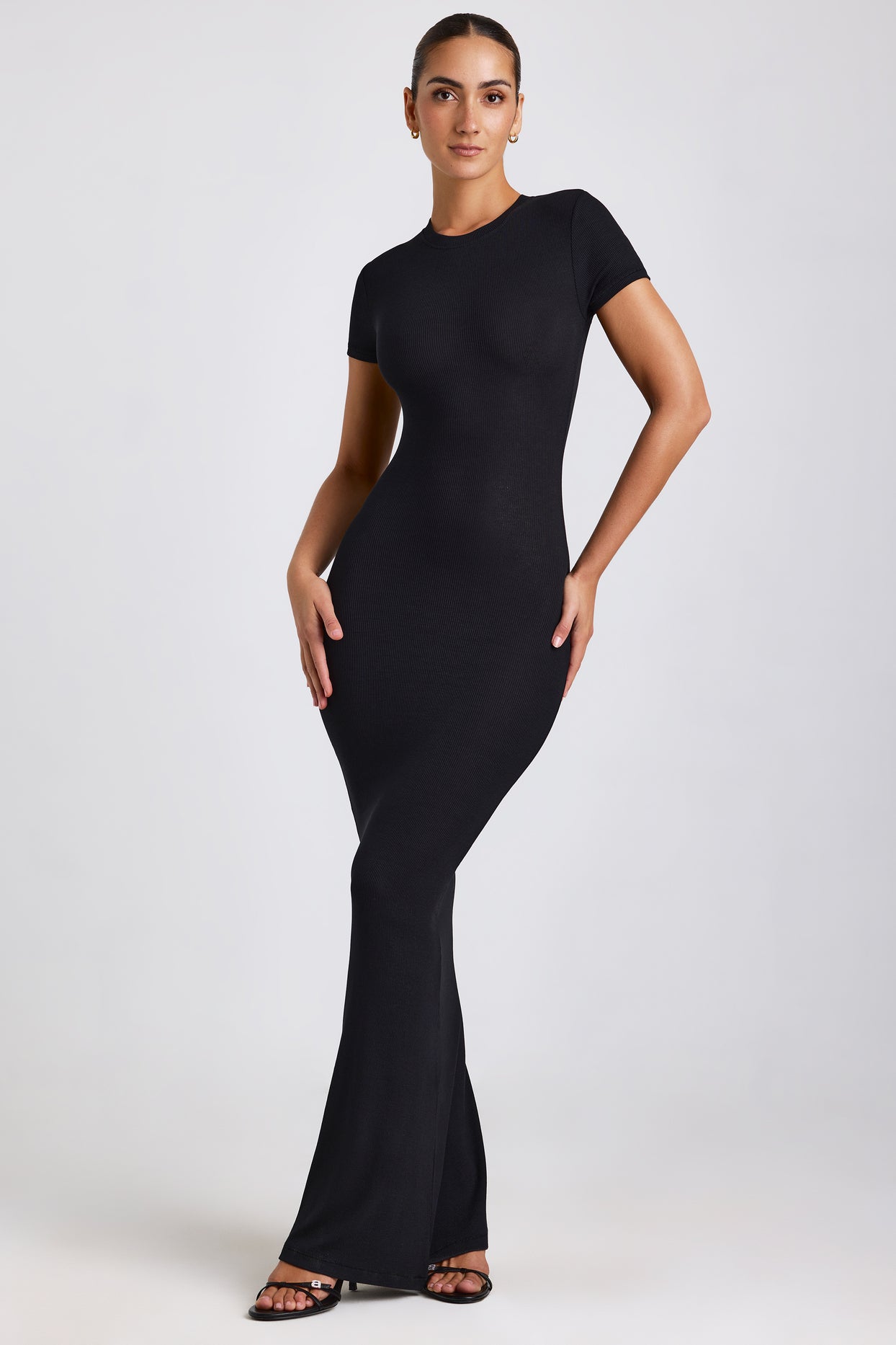 Prążkowana modalna sukienka maxi w kolorze czarnym
