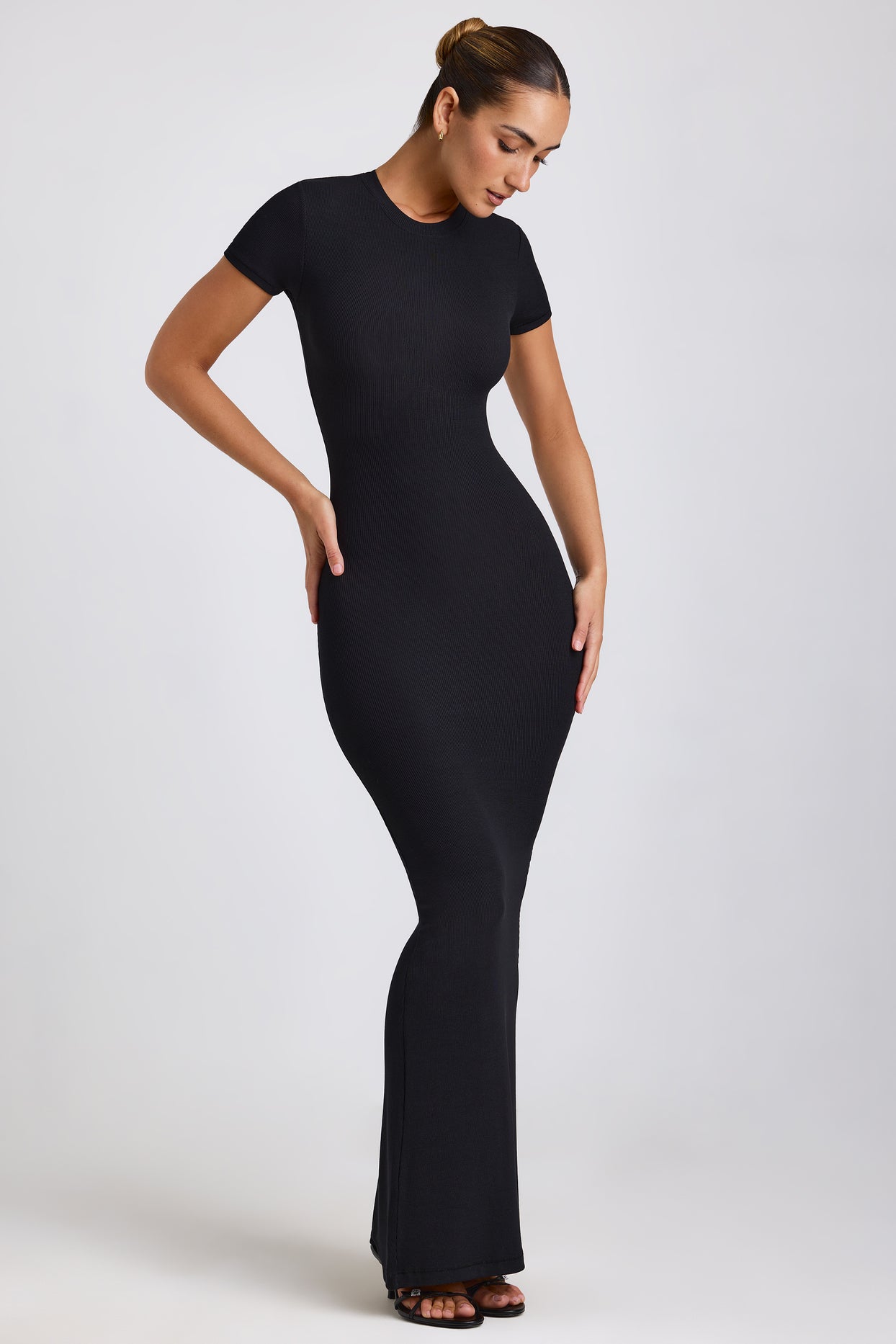 Prążkowana modalna sukienka maxi w kolorze czarnym