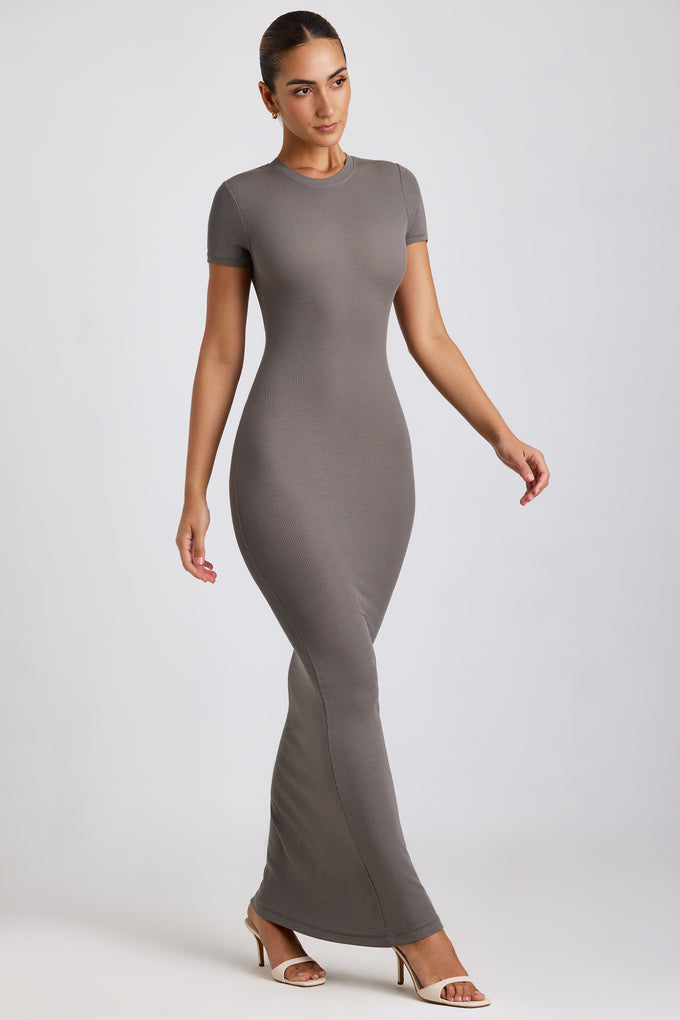 Prążkowana modalna sukienka maxi w kolorze szarym