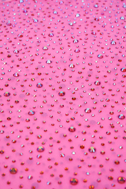 Ozdobiona sznurowana sukienka mini z odkrytymi ramionami w kolorze gumy balonowej