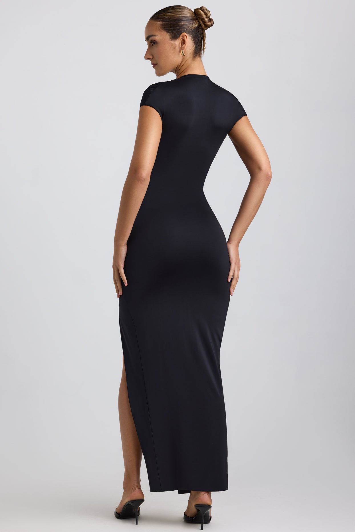 Sukienka maxi z głębokim dekoltem w kolorze czarnym