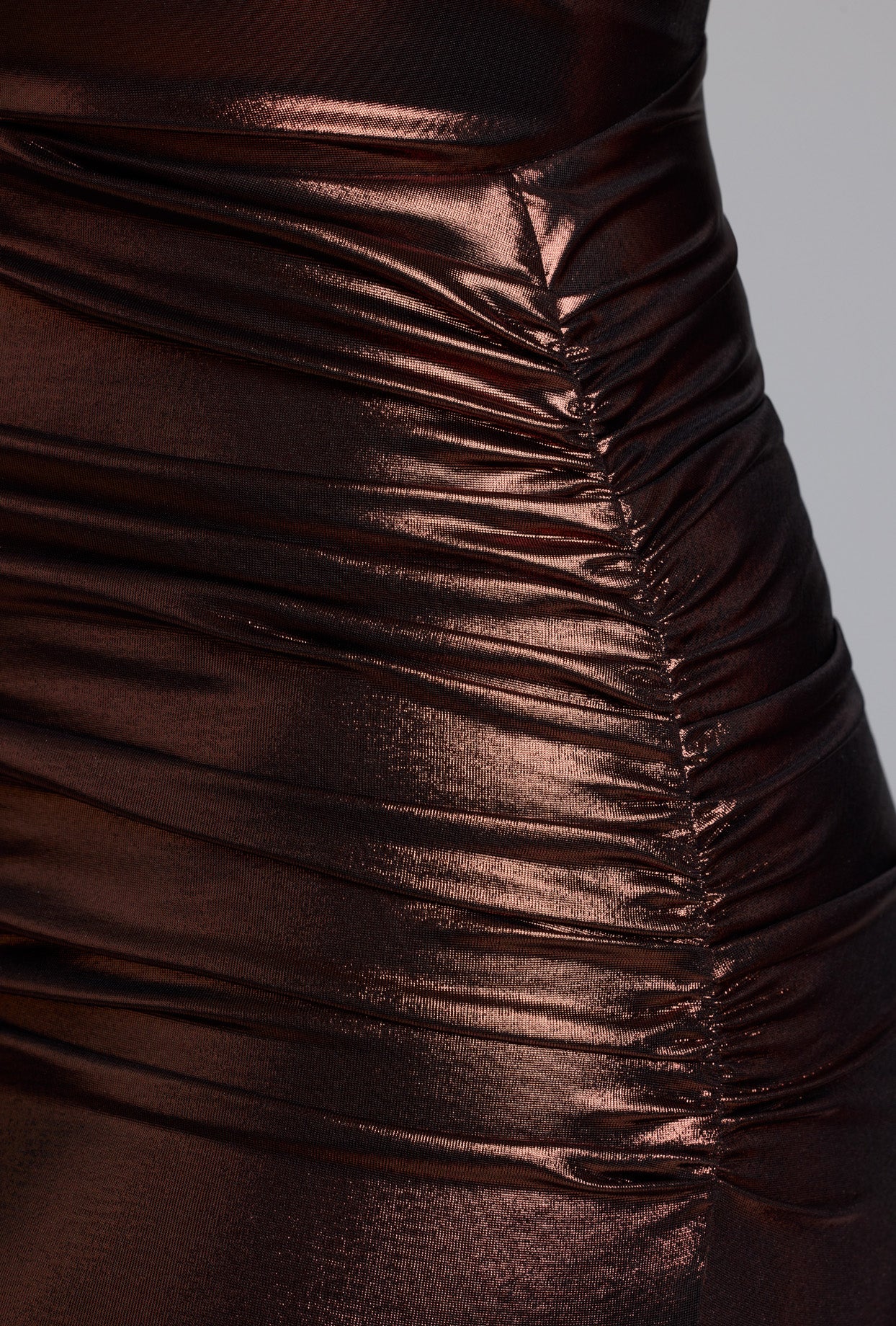 Suknia wieczorowa z metalicznego dżerseju z kapturem w kolorze miedzianego brązu
