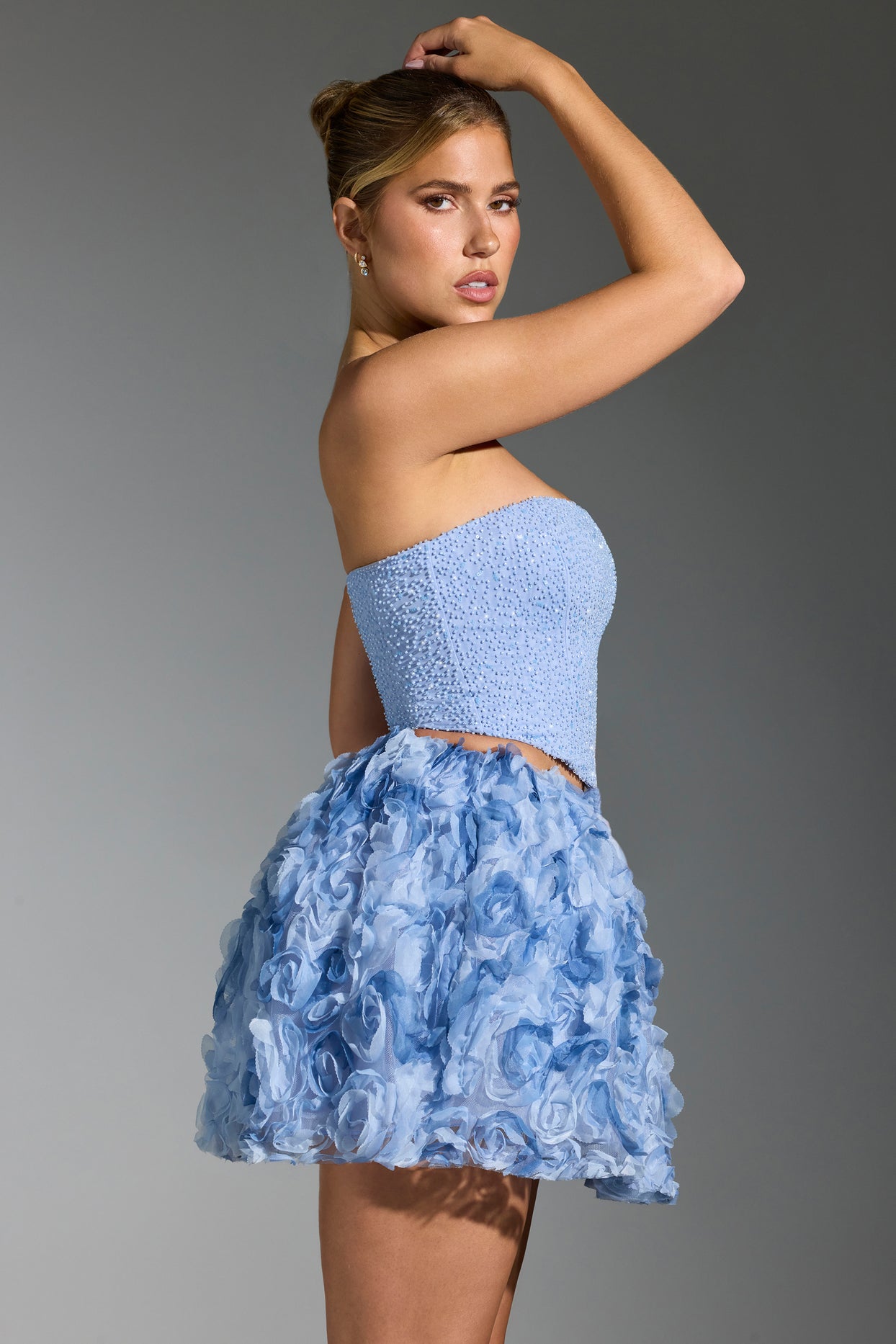 Niebieska spódnica mini z kwiatowymi aplikacjami