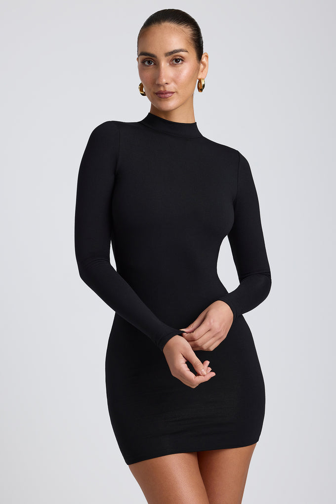 Modalna sukienka mini z długim rękawem i odkrytymi plecami w kolorze czarnym