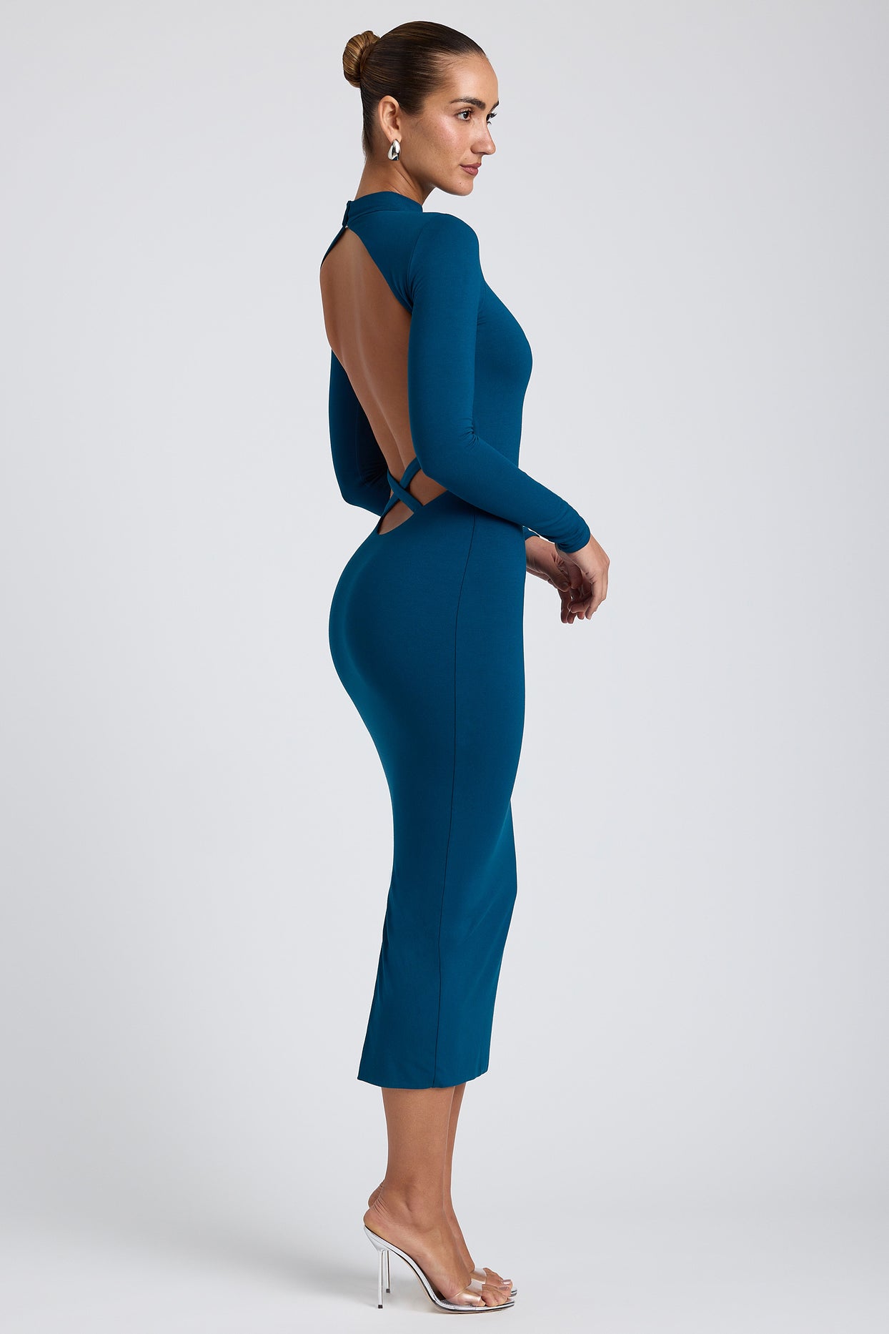 Modalna sukienka midaxi ze skrzyżowanymi plecami w kolorze głębokiego turkusu