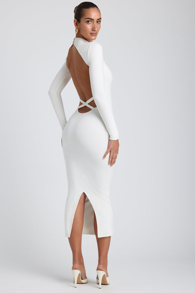 Modalna sukienka midaxi ze skrzyżowanymi plecami w kolorze białym