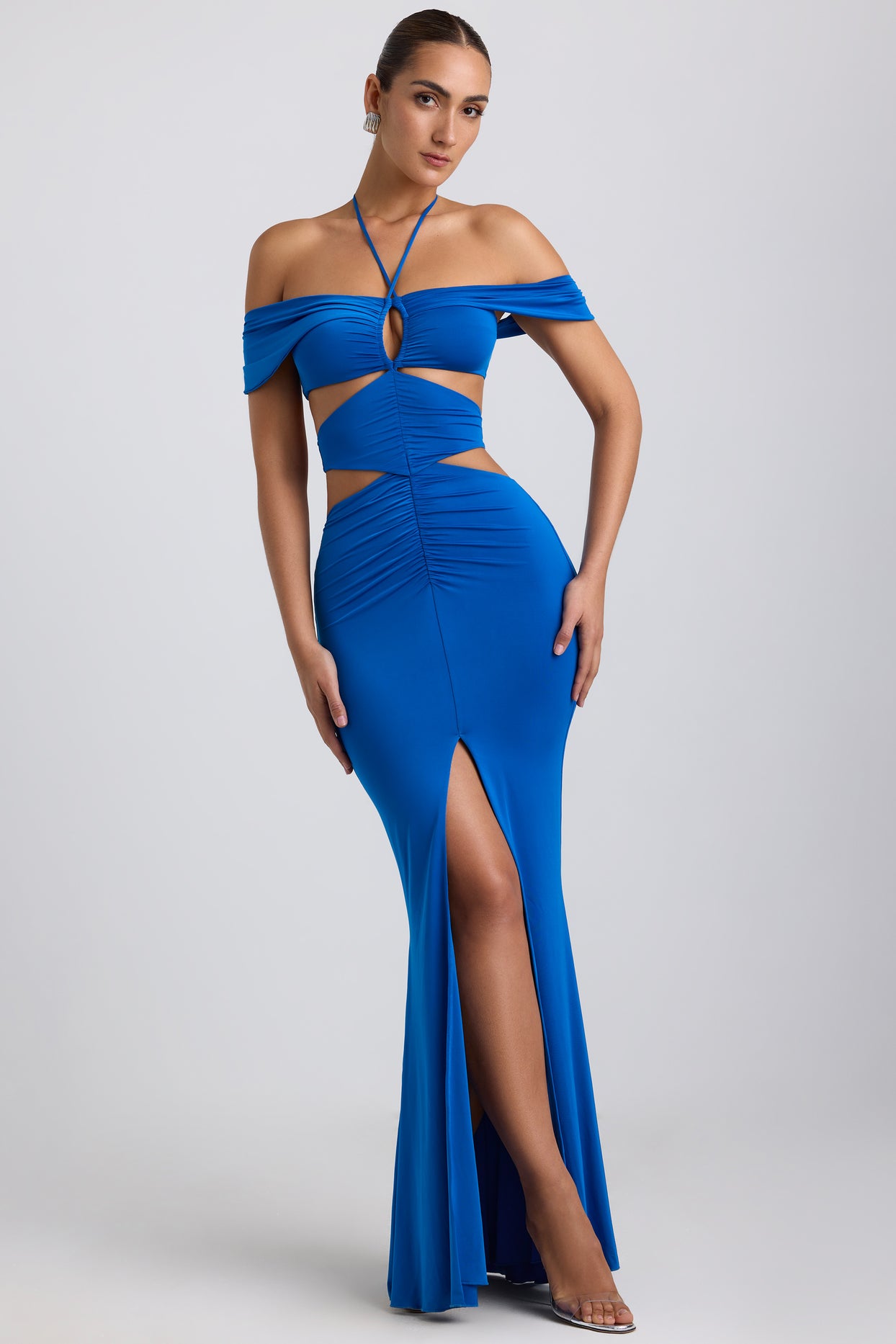 Suknia z wyciętym dekoltem w kolorze kobaltowym