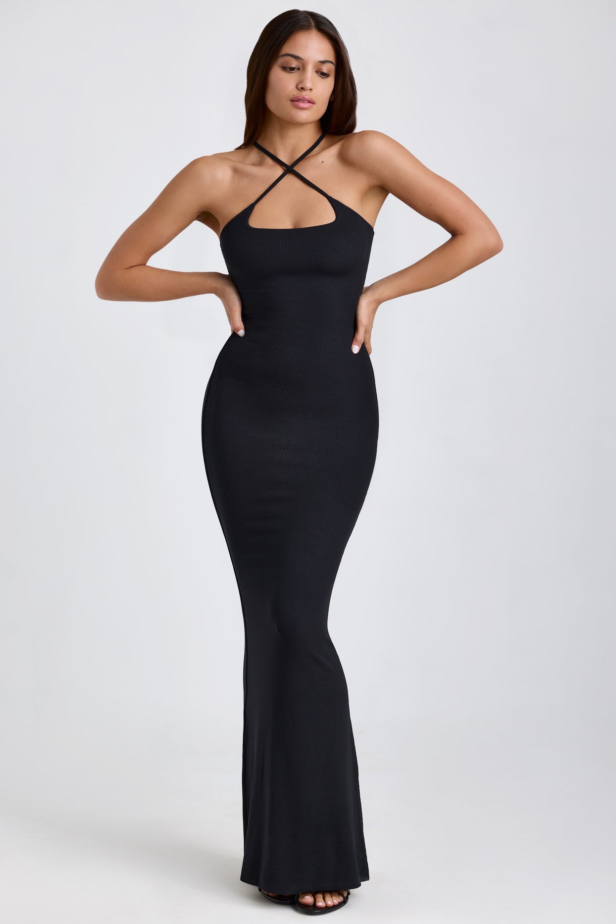 Prążkowana modalna sukienka maxi z dekoltem typu halter w kolorze czarnym