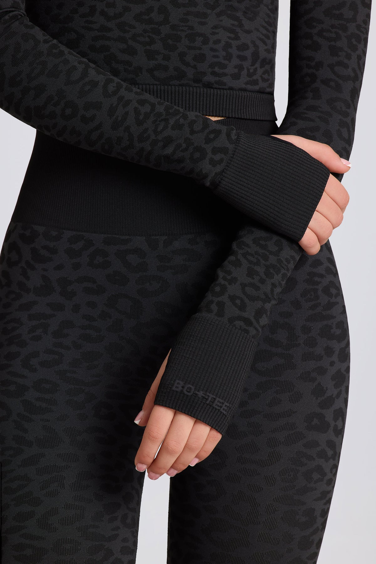 ⁣⁢Langarm-Oberteil aus Thermo-Material in Black Leopard⁤⁣