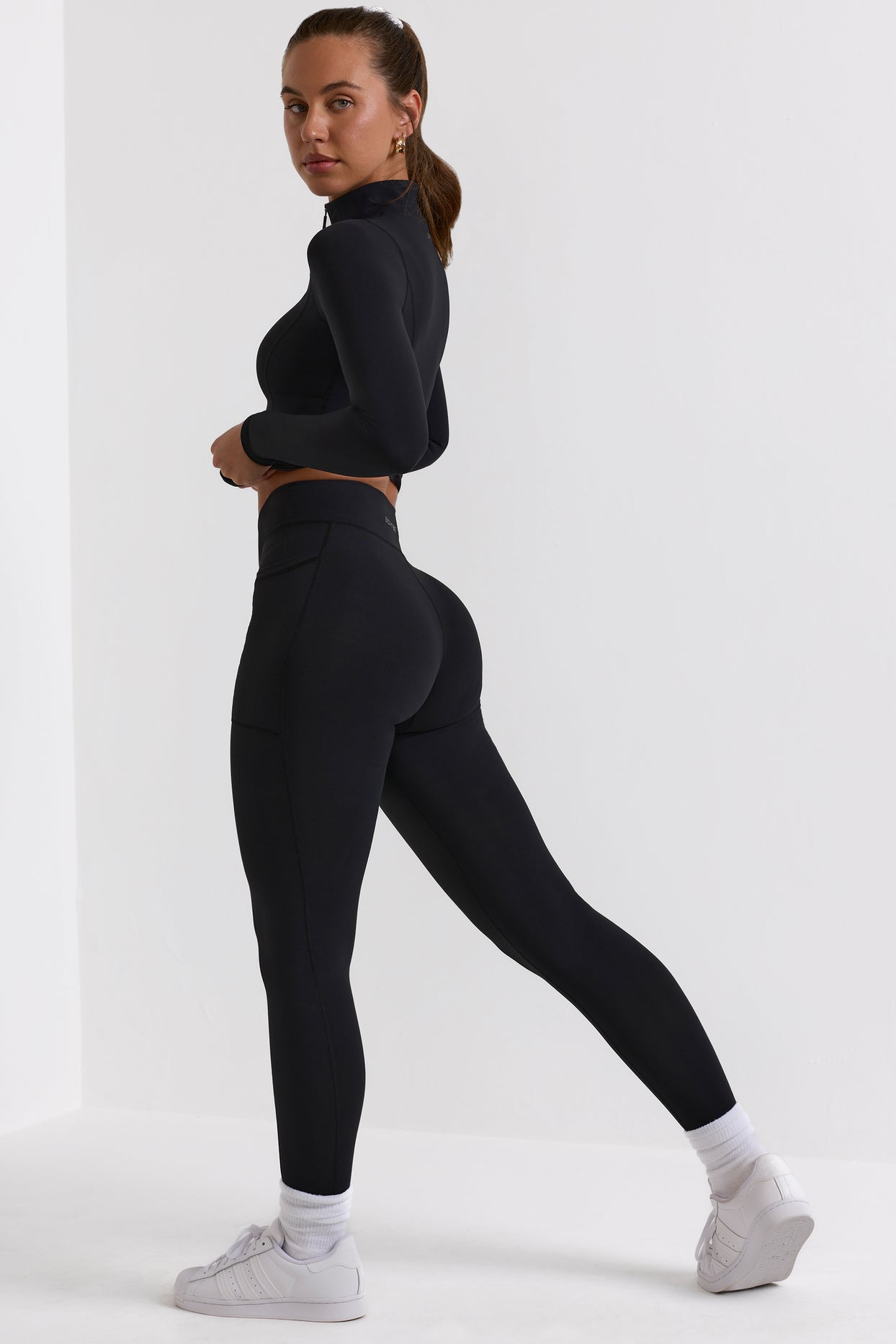 Drobne legginsy pełnej długości z kieszeniami w kolorze czarnym
