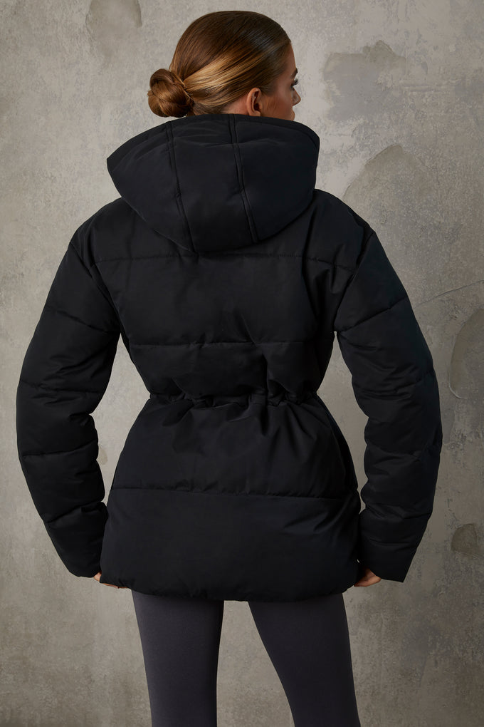 Płaszcz puchowy z kapturem średniej długości w kolorze czarnym